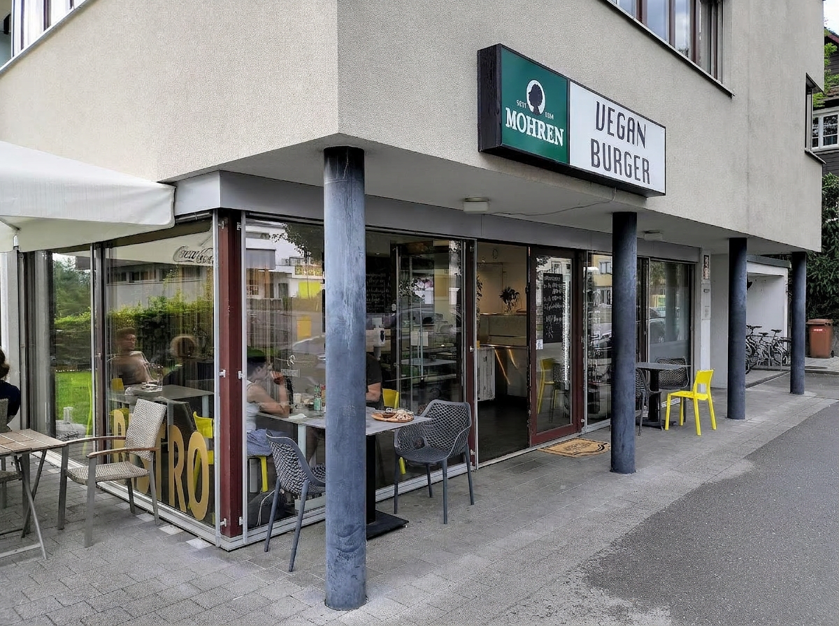 Mongol Burger von außen mit Sitzplätzen vor dem Lokal